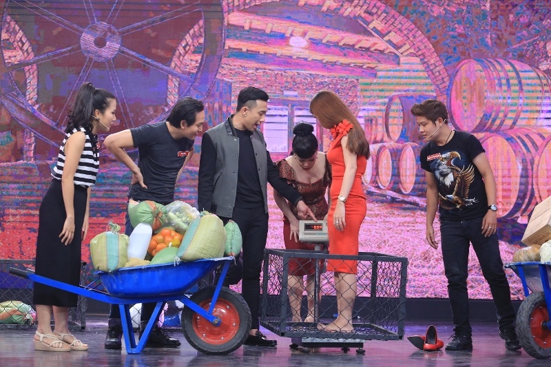 rước khi đến với thời khắc quyết định, Việt Hương bắt 2 quý bà lên bàn cân để biết số ký chính xác. Thuỳ Dương nặng 48.78 kg và tổng trọng lượng hàng hoá mà Phi Long lấy được là 49.86 kg. Như vậy đội Phi Long - Thuỳ Dương đã lấy sai 1 con số. Kim Thanh nặng 48.88 kg và số cân của tổng hàng hoá của Nguyễn Văn Chung là 47.08 kg. Nguyễn Văn Chung quá vui vì sai số thấp hơn đội bạn nhưng Việt Hương bất ngờ bỏ tay ra khỏi cân, số ký bỗng tụt xuống còn 31.12kg.