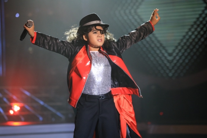 Hồng Vân phát biểu: “Cô đã xem rất nhiều hình ảnh chú Michael nhưng vừa hát vừa nhảy như con, cô mới cảm nhận được hết. Thần thái của con đã toát ra chú Michael”.