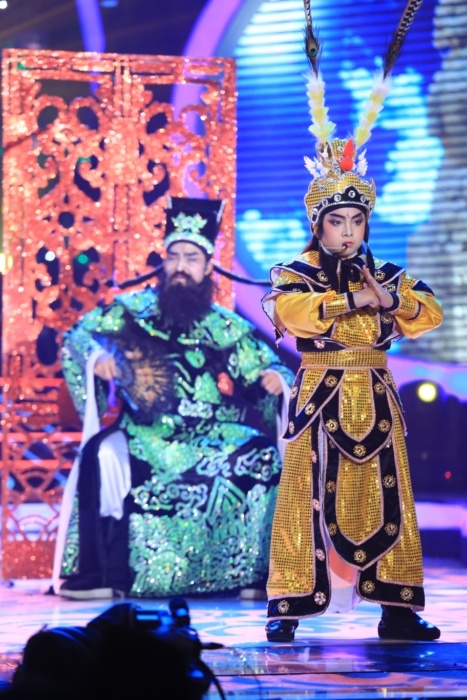 Hoàng Quân chinh phục người xem ở phong thái đĩnh đạc với ánh mắt xuất thần trong hình tượng NSƯT Kim Tử Long với trích đoạn Phụng Nghi Đình. Khương Ngọc hóa thành NS ƯT Trường Sơn và được Hoài Linh đánh giá cao về lời thoạt và nhịp chuẩn. 