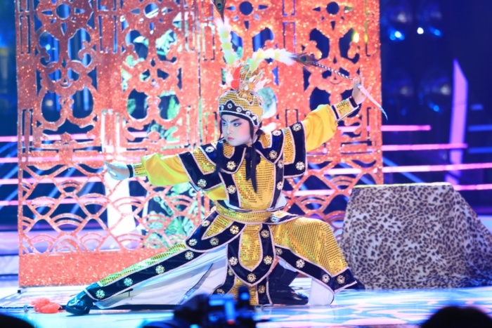 Hoài Linh nhận xét: “Hoàng Quân diễn rất xuất thần, nhất là ở ánh mắt. Bản thân chú không nghĩ con hát cải lương được như vậy, con đã cố gắng lên tông xuống tông không bị chênh phô”. Hồng Vân cũng đánh giá cao tiết mục này song chị lưu ý bé Ben cảm xúc ở bên trong nhân vật. 