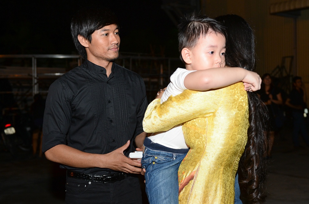 Quy Binh than mat voi con trai Quach Ngoc Ngoan hinh anh