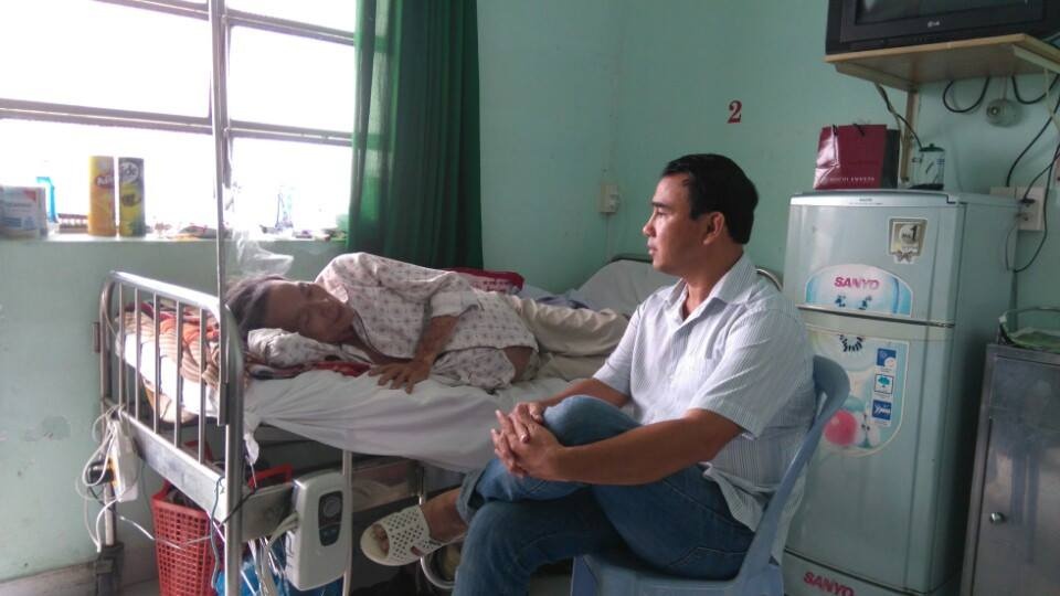 Quyen Linh den tham dien vien 'Van bai lat ngua' bi xo gan hinh anh