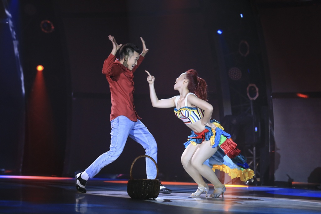 Cặp đôi Gia Linh – Phi Hải cùng với nụ hôn ngẫu hứng ở cuối phần trình diễn đã mang đến sự bất ngờ cho người xem. Lần đầu tiên thử sức với một thể loại vũ đạo khá lạ có tên Merengue, Linh và Hải đã nhập vai khá tốt thành chàng trai và cô gái phải lòng nhau tại siêu thị. Âm nhạc sôi động cùng vũ đạo bốc lửa lấy cảm hứng từ đất nước Mexico đã mang khán giả đến một không gian rất khác. Đặc biệt, nụ hôn ngoài kịch bản ở những giây cuối cùng của bài diễn từ Gia Linh đã nhận được những tiếng hò reo và những tràng pháo tay ủng hộ từ phía khán giả. Đây không phải lần đầu những hành động thân mật như thế này xuất hiện trên sân khấu của “Thử thách cùng bước nhảy”. Thế nhưng, đây lại là lần đầu phái nữ vùng lên, chủ động thực hiện nụ hôn khiến cánh mày râu ngỡ ngàng, không trở tay kịp. Trước sự bạo dạn của bạn diễn, cùng với lời cổ vũ từ phía MC Trấn Thành, Phi Hải đã ôm hôn đáp trả Gia Linh khiến không những ban giám khảo mà cả trường quay như hào hứng hẳn lên. Nhận xét về bài thi này, Tóc Tiên cho biết: “Sự kết nối giữa 2 bạn bù trừ lẫn nhau, che khuyết điểm và bổ sung ưu điểm. Gia Linh có phần nhỉnh hơn trong tiết mục này. Phi Hải tuy em có hơi lúng túng nhưng điều đó đã giúp em hoàn thành rất tốt nhân vật. Gia Linh, em đã chứng minh một điều rằng người phụ nữ cần phải chủ động trong tình yêu.”