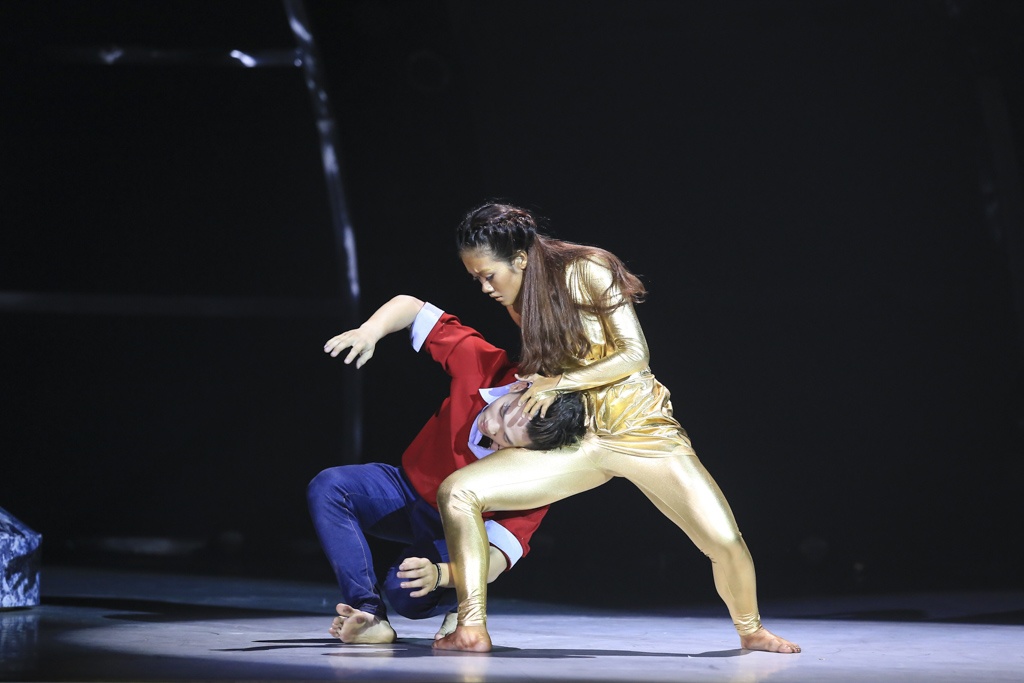 Tuyết Minh: Hữu Phước đã lộc xác hoàn toàn. Trời ơi sao một BBoy có thể làm được như vậy. Em điều hành trọng lượng rất mượt và nhẹ và em khiến chị vô cùng cảm phục. Em cũng điều hành được diễn tiến nhân vật, có lúc tư sự điều van lơn. Chị cực kỳ thích trường đoàn em đậm vào bức tượng và nhìn vào nó đầy khát khao và chia sẻ. Em khiến mọi người hiểu dù có gục ngã vì thất vọng nhưng em sẽ không tuyệt vọng.