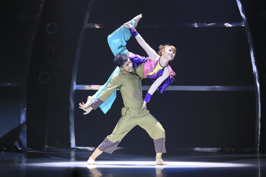 Tuyết Minh: Chị đang đứng giữa 2 bàn cân, đi sâu về dân gian thì hơi ngô nghê nhưng về cảm xúc thì cực kỳ cảm xúc, tuyệt vời. Cùng với âm nhạc dung dị các em đã diễn đạt rất tốt. Chị hy vọng các em sẽ không phải tìm trăng mà trăng sẽ luôn soi sáng các em.