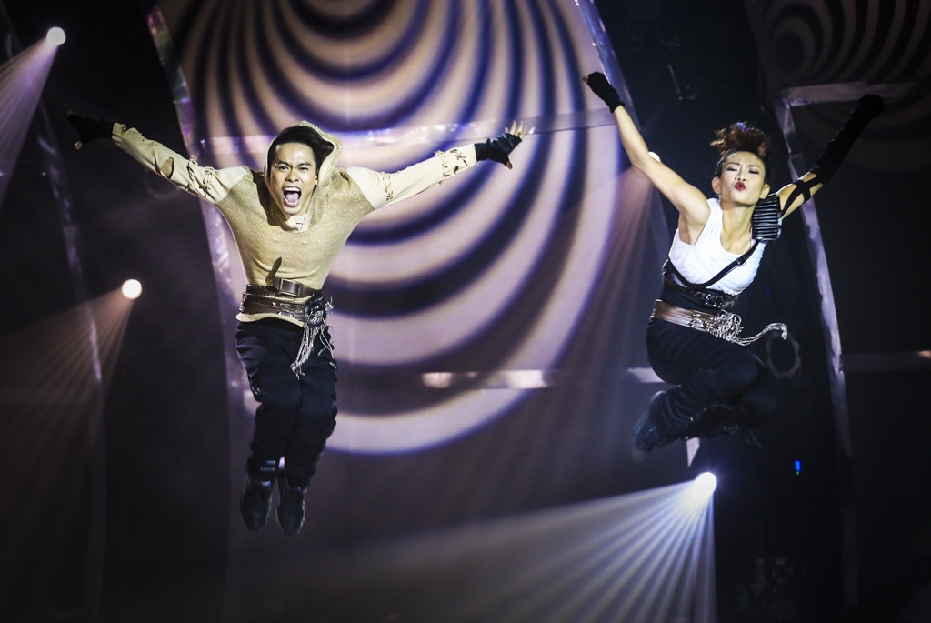 Ý tưởng biên đạo tuần này, Trâm Anh – Đức Việt nhập vai hai vũ công sống trong một xã hội mà nơi đó nhảy múa là một điều cấm kỵ. Hai vũ công phải chạy trốn khỏi sự truy nã và cuối cùng họ phải lựa chọn giữa quyết định: Đầu hàng hay vùng lên đấu tranh.   Chí Anh: Động tác của Đức Việt thiếu sự dứt khoát, em đã không tận dụng động tác tay của mình. Động tác của Trâm Anh thiếu sự kết nối tương đồng. Tuy nhiên, hai em đã cố hết sức để đẩy năng lượng của toàn bài. Dù anh thích tiết mục này nhưng nó không thuyết phục lắm.