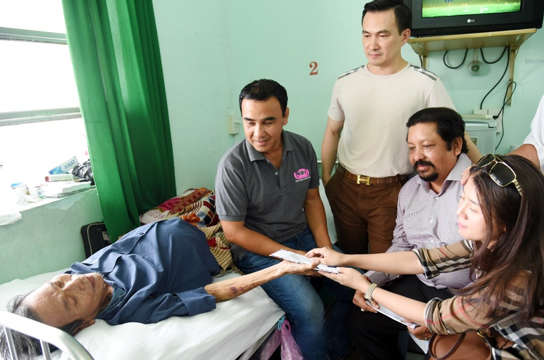 Nguyen Hoang va Thanh Luy nhan hon 200 trieu dong chua benh hinh anh