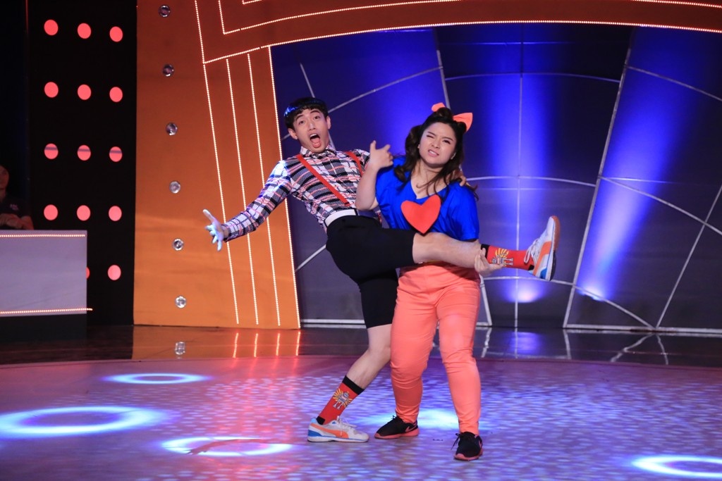 n. Tuy nhiên sự giảm cân rất rõ ràng. Anh thấy em gọn, xinh đẹp hơn rất nhiều. Anh nghĩ tụi em đang giấu chiêu để dùng cho tuần sau.”