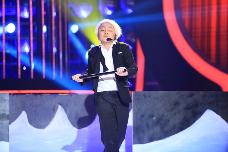 Hồng Vân đánh giá thêm: “Nhờ con bị bể tiếng nên con hát rất giống ông ấy, nhất là điệu bộ”. Nữ diễn viên cũng không quên trêu Khương Ngọc “già sẵn, chỉ cách phiên bản gốc một vài tuổi”.