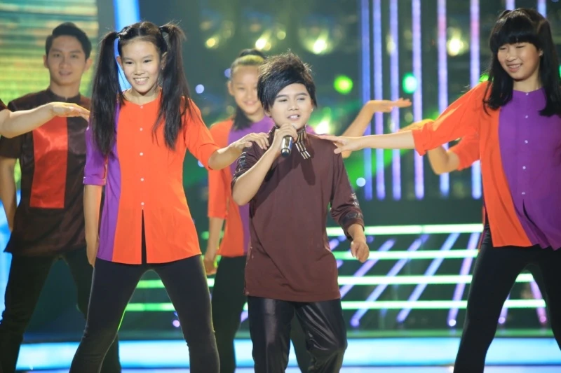 Minh Khang - Lan Phương bấm nút chọn Đan Trường trong ca khúc Anh ba Khía. Nữ diễn viên Ông trùm gây bất ngờ cho người xem với hình ảnh cụ già miền Bắc răng đen, quấn khăn mỏ quạ và mặc áo tứ thân thể hiện động tác hip hop vui nhộn. 