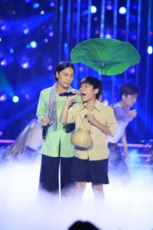 Gia Quý - Khánh Ngọc trở thành tâm điểm khi bấm nút chọn Hoài Lâm với bài hát Sa mưa giông. Cậu bé sở hữu giọng hát cao vút nhưng điều này vô tình làm mất đi cảm xúc người nghe trong ca khúc mang âm hưởng dân ca. “Tiết mục được dàn dựng lấy nước mắt khán giả nhưng con hát quá vội vàng. Con cần có chút lắng đọng để người xem cảm nhận sự sâu lắng trong con”, Mỹ Linh phát biểu. 