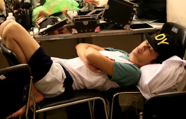 Hoai Linh nam ngu co ro trong hau truong Buoc nhay ngan can hinh anh