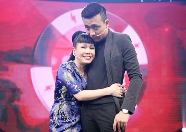Viet Huong phan khich coi giay om Tran Thanh hinh anh