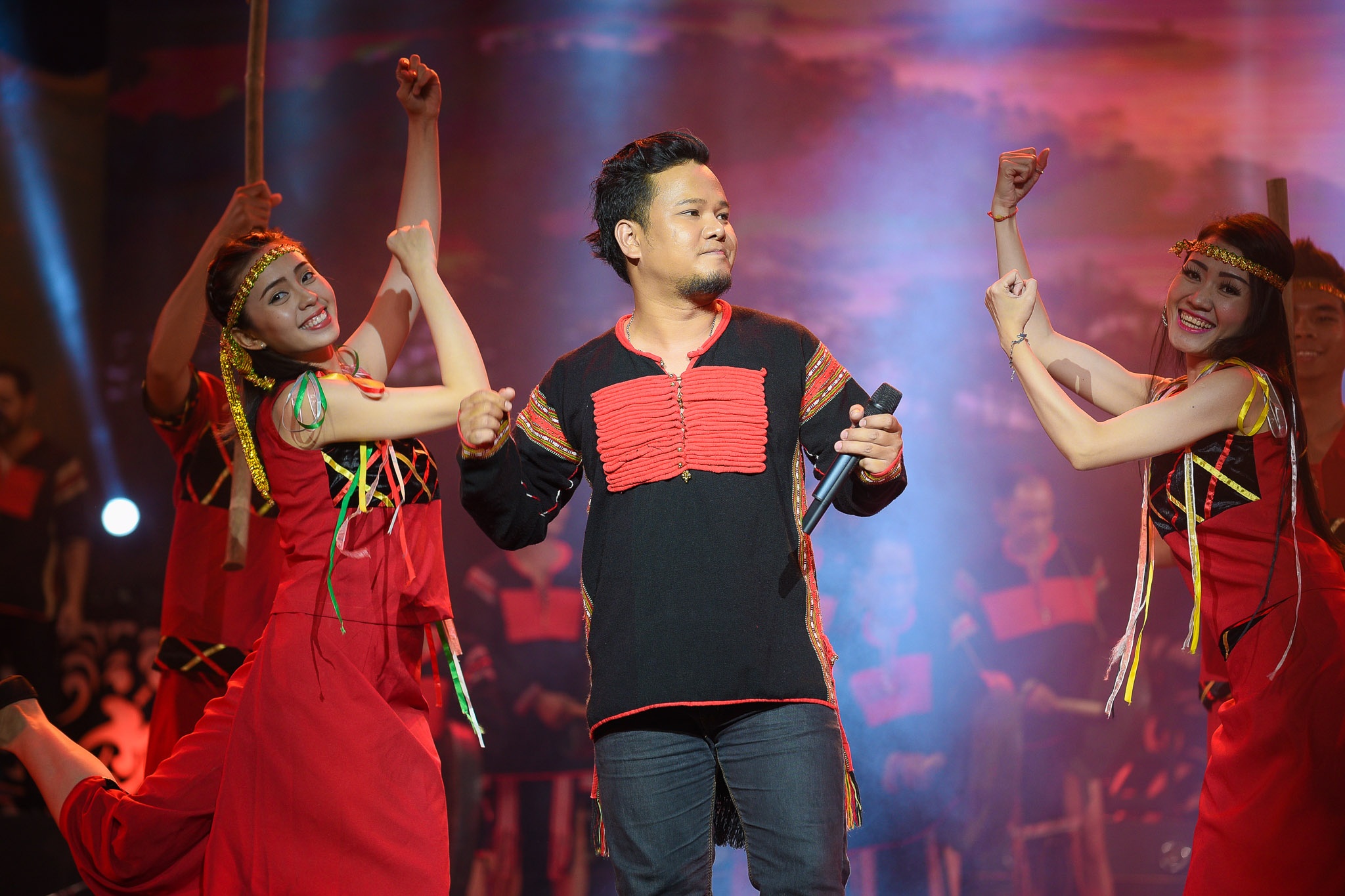 Suốt gần 40 năm phục vụ trong lĩnh vực văn hóa nghệ thuật, Y Moan đã đem âm nhạc Tây Nguyên đến mọi miền tổ quốc và sang cả thế giới, truyền tình yêu âm nhạc đến những người con. Thực hiện nguyện vọng của cha, con trai Y Garia khá tự tin khi tiếp bước bố để trình bày ca khúc Xôn xao mênh mang cao nguyên Đắk Lắk nổi tiếng của nhạc sĩ Nguyễn Cường.