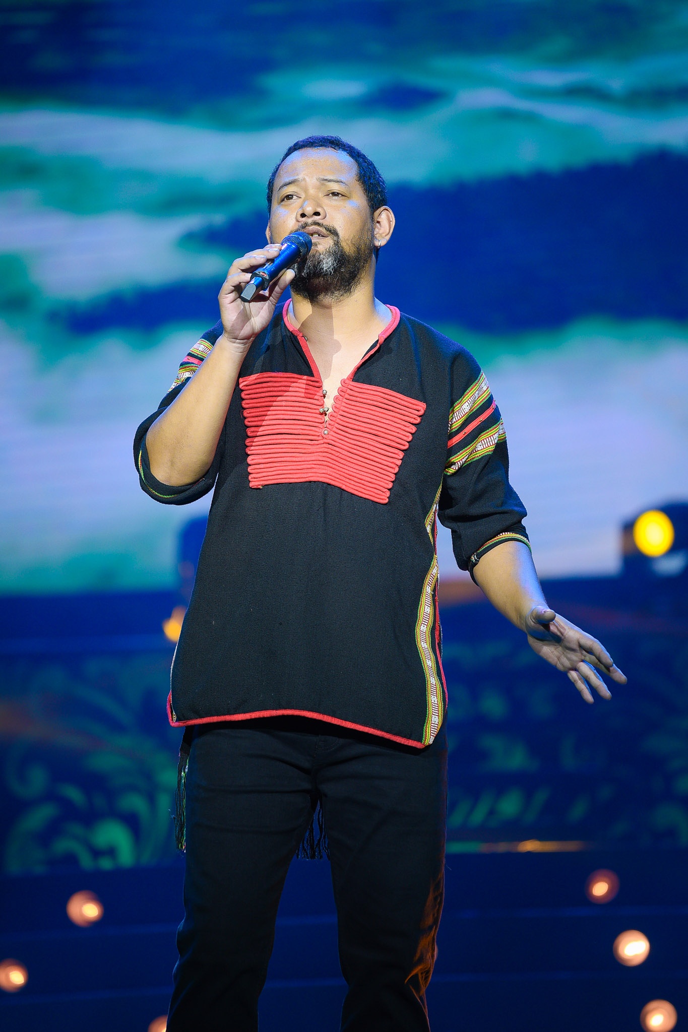 Ca sĩ Y Vol - con trai cả thể hiện Đôi chân trần (Yphon Ksor) - ca khúc từng gắn bó với cố NSND Y Moan bằng sự mộc mạc nhưng đầy cảm xúc.