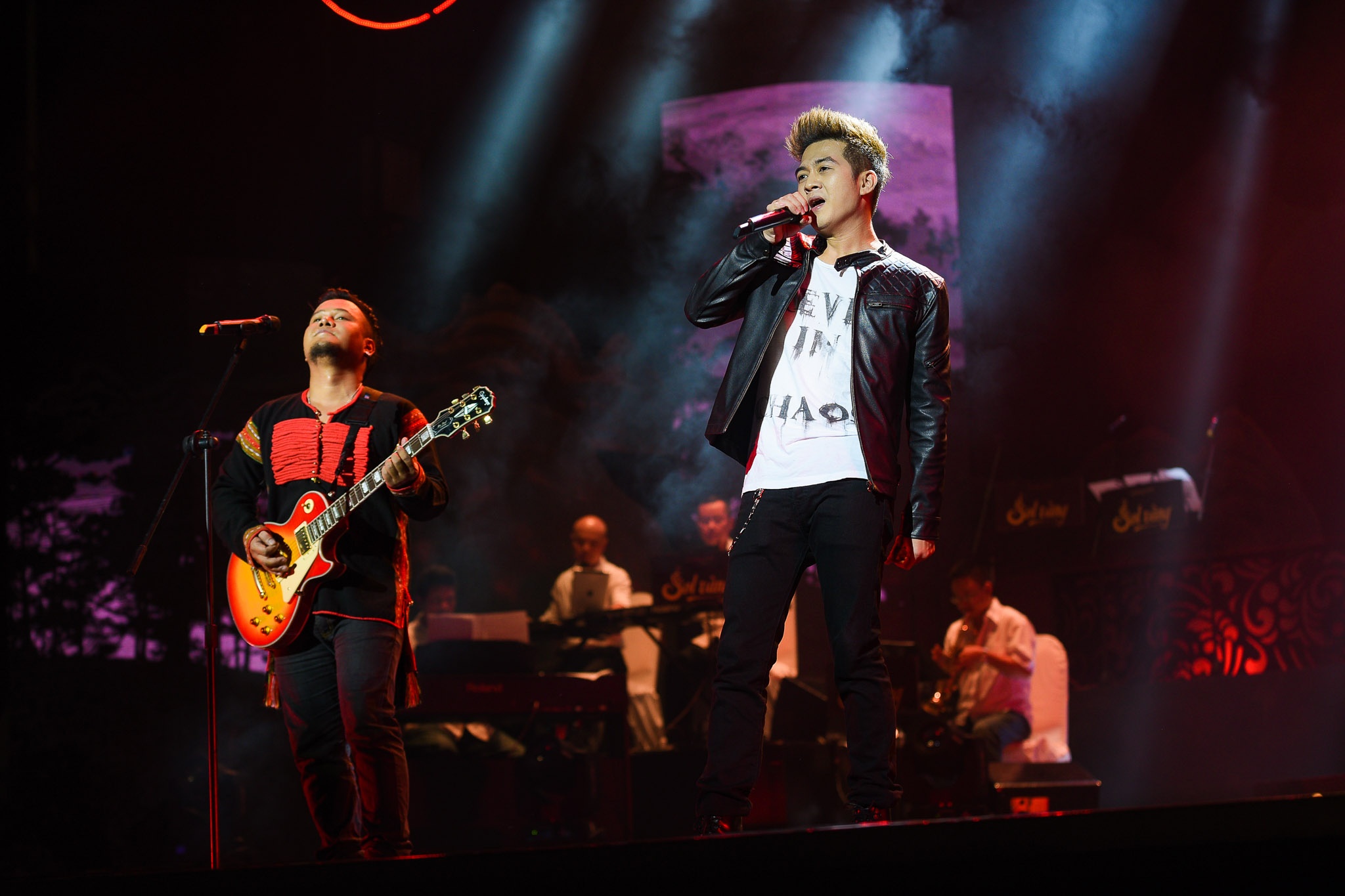 Với ca khúc Đôi mắt Pleiku (Nguyễn Cường) người nghe gặp cô gái cao nguyên có đôi mắt vừa hư vừa thực, làm say lòng người của núi rừng với sự kế hợp đăc biệt của Y Garia và Đinh Ứng Phi Trường.