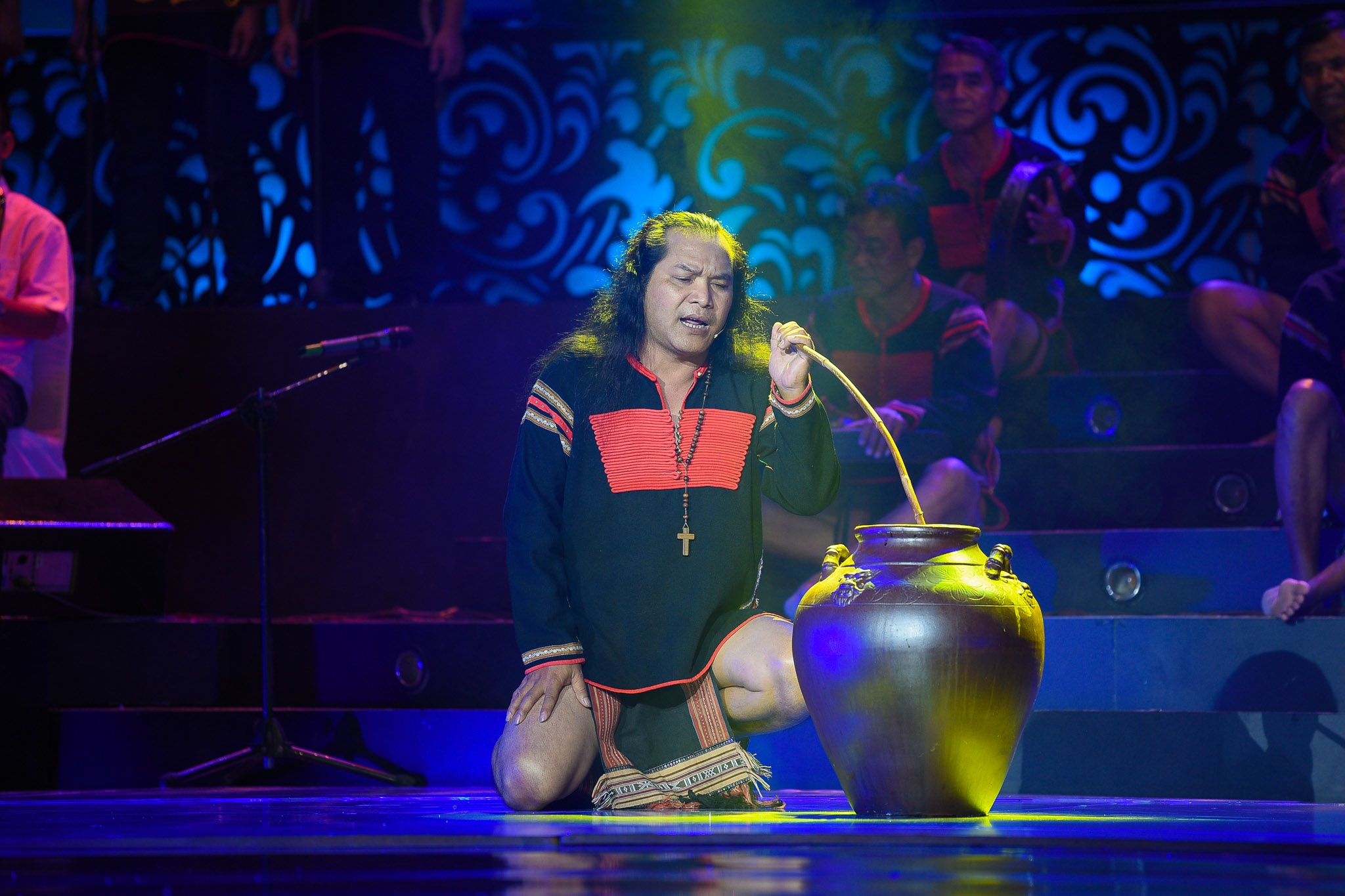 Đêm nhạc Sol Vàng chủ đề Y Moan - Huyền thoại cao nguyên được truyền hình trực tiếp tối 14/11 tại Nhà hát Hòa Bình, TP HCM khép lại với nhiều cảm xúc. Trong vai già làng Ê Đê, Y Zak mở đầu chương trình bằng những câu chuyện về con người và huyền thoại Y Moan trong ánh lửa, tiếng cồng chiêng đêm trăng núi rừng.