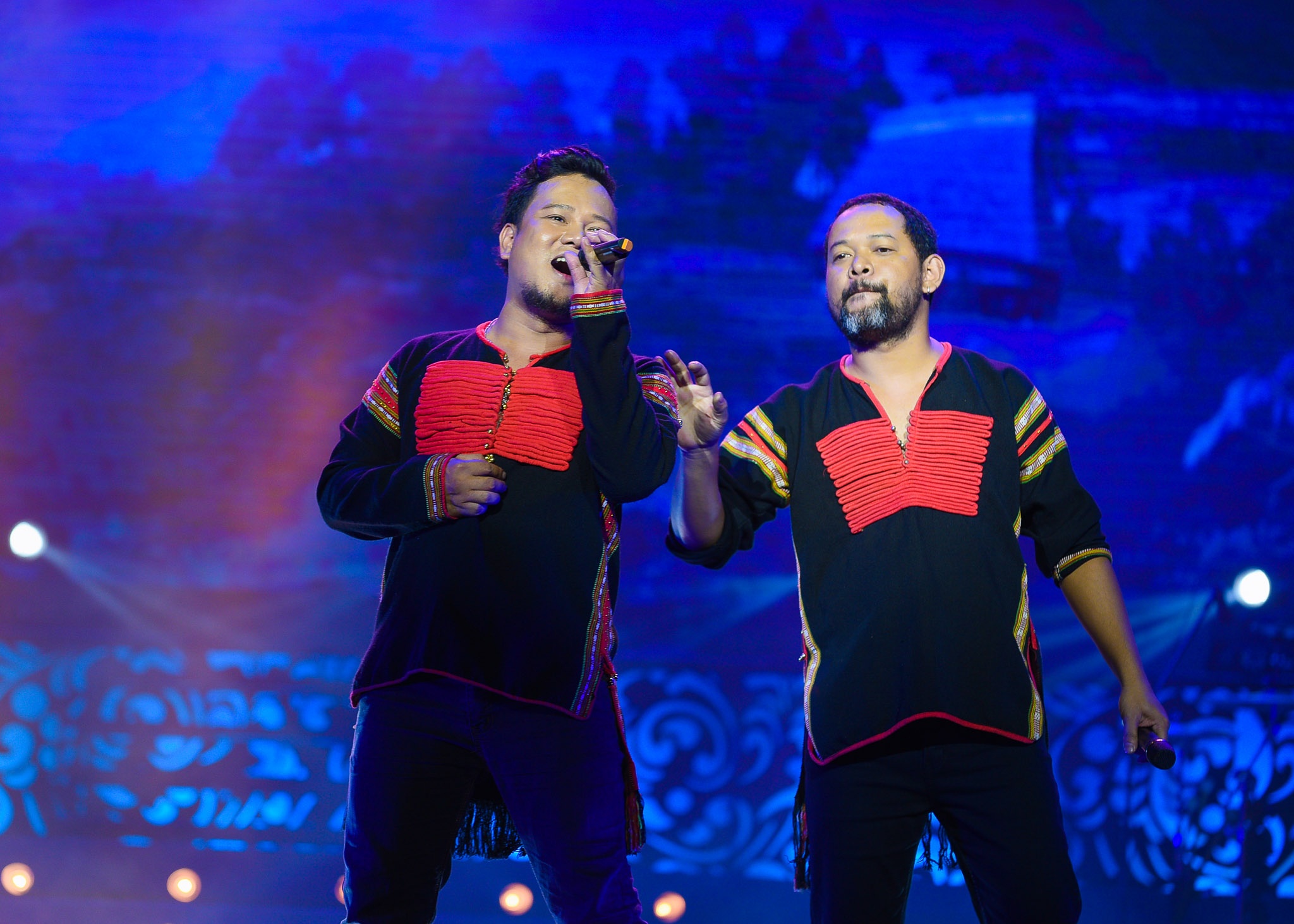 Ấp ủ từ lâu về việc tổ chức một đêm nhạc để tưởng nhớ người cha đáng kính nhưng mãi đến bây giờ mong muốn ấy mới trở thành hiện thực, hai anh em Y Vol - Y Garia trình diễn ca khúc Giấc mơ Chapi (Trần Tiến) đầy tình cảm.