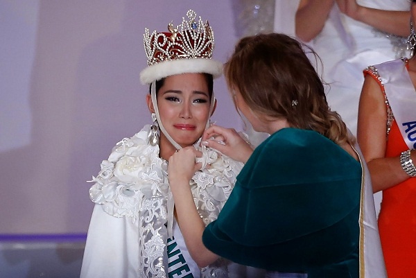 Người tiền nhiệm Valerie Hernande là Bea Rose Santiago khóc như một đứa trẻ khi đăng quang Hoa hậu Quốc tế 2013.