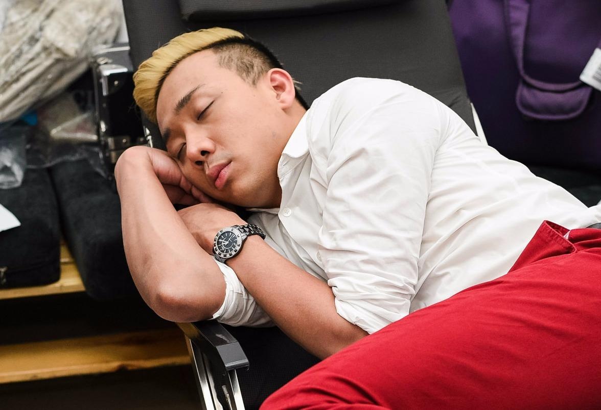 Tran Thanh ngu trong canh ga, Thu Trang tranh thu an lot da hinh anh