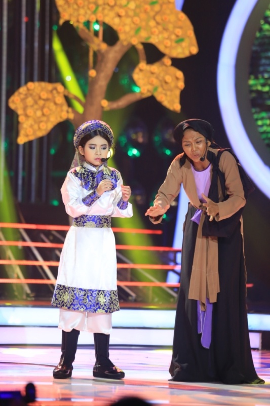 Trang Thư - Thúy Uyên được nghệ sĩ Trinh Trinh đích thân hướng dẫn trong trích đoạn tuồng cổ Thanh gươm và nữ tướng. Với hình tượng nữ kiệt Bùi Thị Xuân, giọng ca nhí khiến người xem bất ngờ trước khả năng diễn xuất chín muồi. Hoài Linh nhận xét: “Trinh Trinh không những hát tốt mà thần thái cũng rất tuyệt vời. Con diễn xuất khá hay nhưng cần cố gắng hơn nữa trong phần hát”.