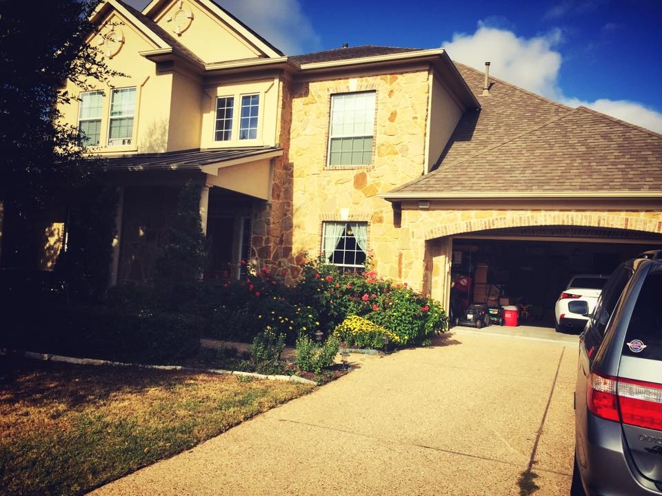 Vì thường xuyên sang Mỹ nên anh quyết định tậu cơ ngơi ở bên này. Mặc dù bố mẹ, các chị gái đều có nhà riêng và khuyên anh về ở cùng nhưng nam ca sĩ muốn tôn trọng không gian riêng của mọi người.