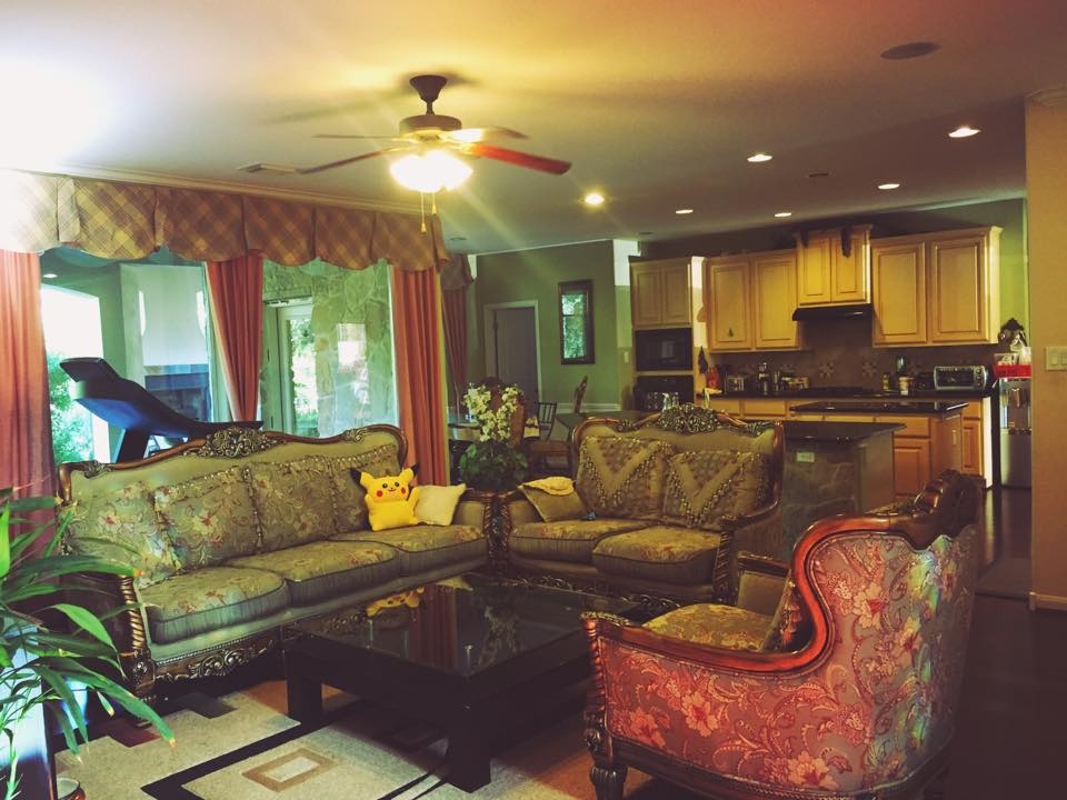 Diện tích ngôi nhà hơn 1.000 m2 gồm 5 phòng ngủ, 2 phòng chứa thực phẩm dự trữ và nhiều phòng sinh hoạt khác. Anh cho biết, vì các chị gái đều đã lập gia đình nên anh có nhiều cháu. Mỗi khi bọn trẻ sang chơi, anh mở nhiều không gian để thoáng đạt và có chỗ cho các cháu vui đùa, nghỉ ngơi.