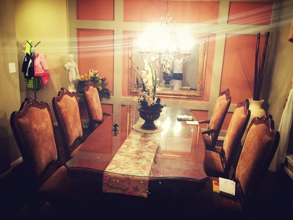 Phòng ăn được anh bố trí với gam màu ấm cúng. Quách Thành Danh chia sẻ, anh thích phong cách cổ điển nên căn nhà được trang trí màu trầm gợi cảm giác ấm cúng.