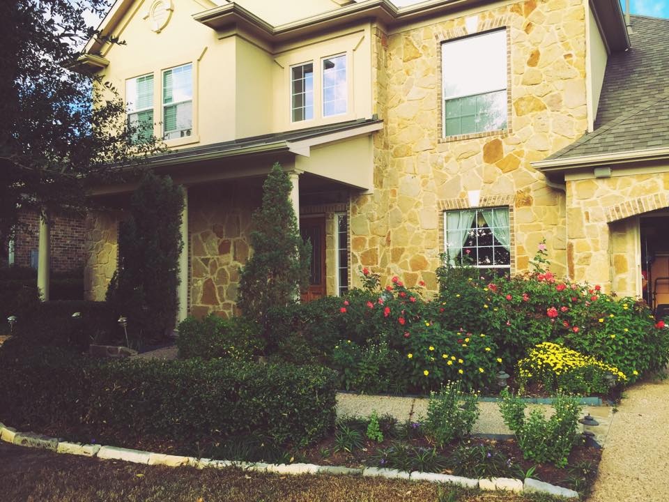 Vì thế, sau nhiều năm đi hát, năm 2010 anh bỏ tiền mua căn nhà cạnh bố mẹ. Nhà của Quách Thành Danh ở thành phố Austin thuộc bang Texas, khu vực này tương đối sang trọng vì có nhiều công ty và trường học.