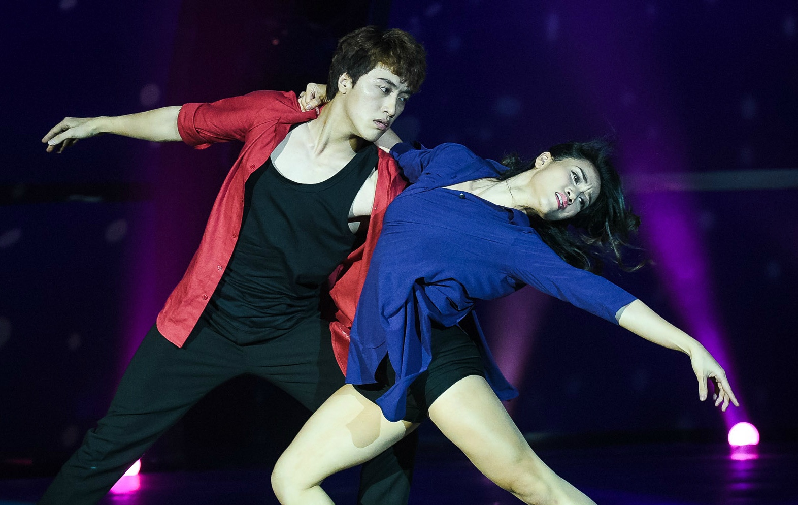 Cap vu cong khac khoai trong 'Dung xa em dem nay' hinh anh