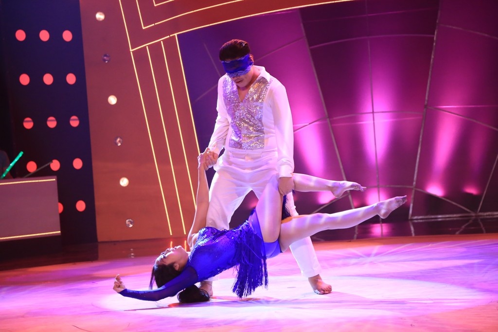 John Huy Trần: “Bài mở màn rất hot, sexy, tuyệt vời. Tất cả mọi thứ hai bạn thể hiện trên sân khấu này rất thành công. Ốc lấy khăn bịt mắt Anh Khoa thì đúng là anh hơi lo lắng vì ánh mắt là một phần rất quan trọng trong lúc mình trình diễn. Những động tác tango kết hợp với nhau rất chắc. Ốc đang bị chấn thương ở chân, em không mang giày cao gót. Anh hơi lo lắng nhưng may mắn là không có vấn đề gì xảy ra.”