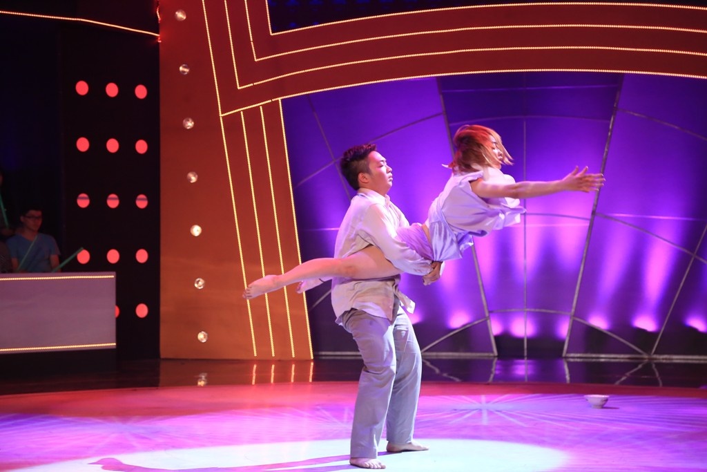 Đàm Vĩnh Hưng: “Đây là một câu chuyện kể về đứa con mù hay dỗi hờn và người cha đầy tình yêu thương. Nền nhạc không có nhịp phách rõ ràng và những động tác đầy tính toán mà như một giai điệu trải dài, êm ả. Hình thể mỹ thuật, cảm xúc, ánh mắt làm cho người ta không thể rời mắt khỏi các bạn được. Rất tuyệt vời!”