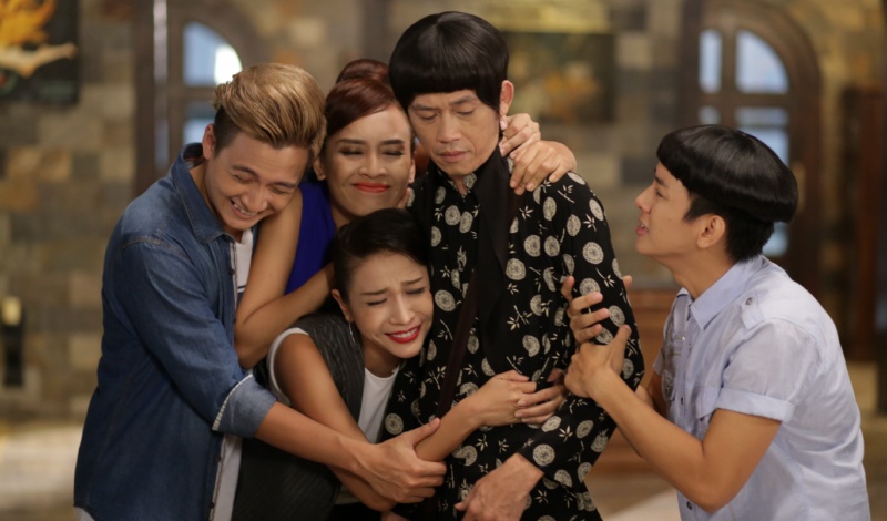 Hoai Linh bi chay mau tay khi hoc phong kim cham trong phim hinh anh