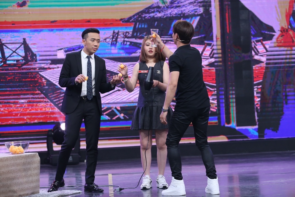  thử thách quyết định này, một người trong đội chơi phải dùng chiếc ly cao để hứng lấy quá bóng đang lơ lửng trên không do hơi nóng của chiếc máy sấy được cầm bởi người còn lại. 