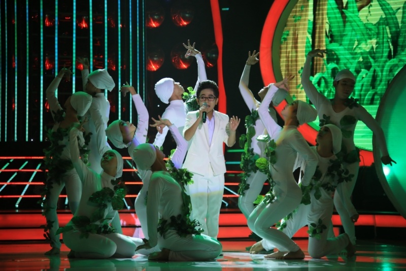 Khi xuất hiện, Gia Quý đã khiến người xem chú ý với tạo hình khá giống Trúc Nhân trong tiết mục Bác làm vườn và con chim sâu. Cậu bé kết hợp ăn ý với Khánh Ngọc để 2 giọng hát hòa quyện có sự mượt mà, tinh quái ở đoạn cao trào. Mỹ Linh đùa vui, hai cô trò sẽ mang tiết mục này biểu diễn bên ngoài vì quá xuất sắc. 