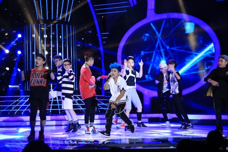 Minh Khang khá căng thẳng trong việc hóa thành nhóm nhạc EXO trong bài hát Growl. Vì tập trung nhớ lời bài hát nên cậu bé không giữ được nhịp điệu và bị chênh phô khá nhiều. Bù lại, vũ đạo của giọng ca nhí thuyết phục được người xem.