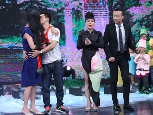 Phi Thanh Van va chong hon nhau tren truyen hinh hinh anh