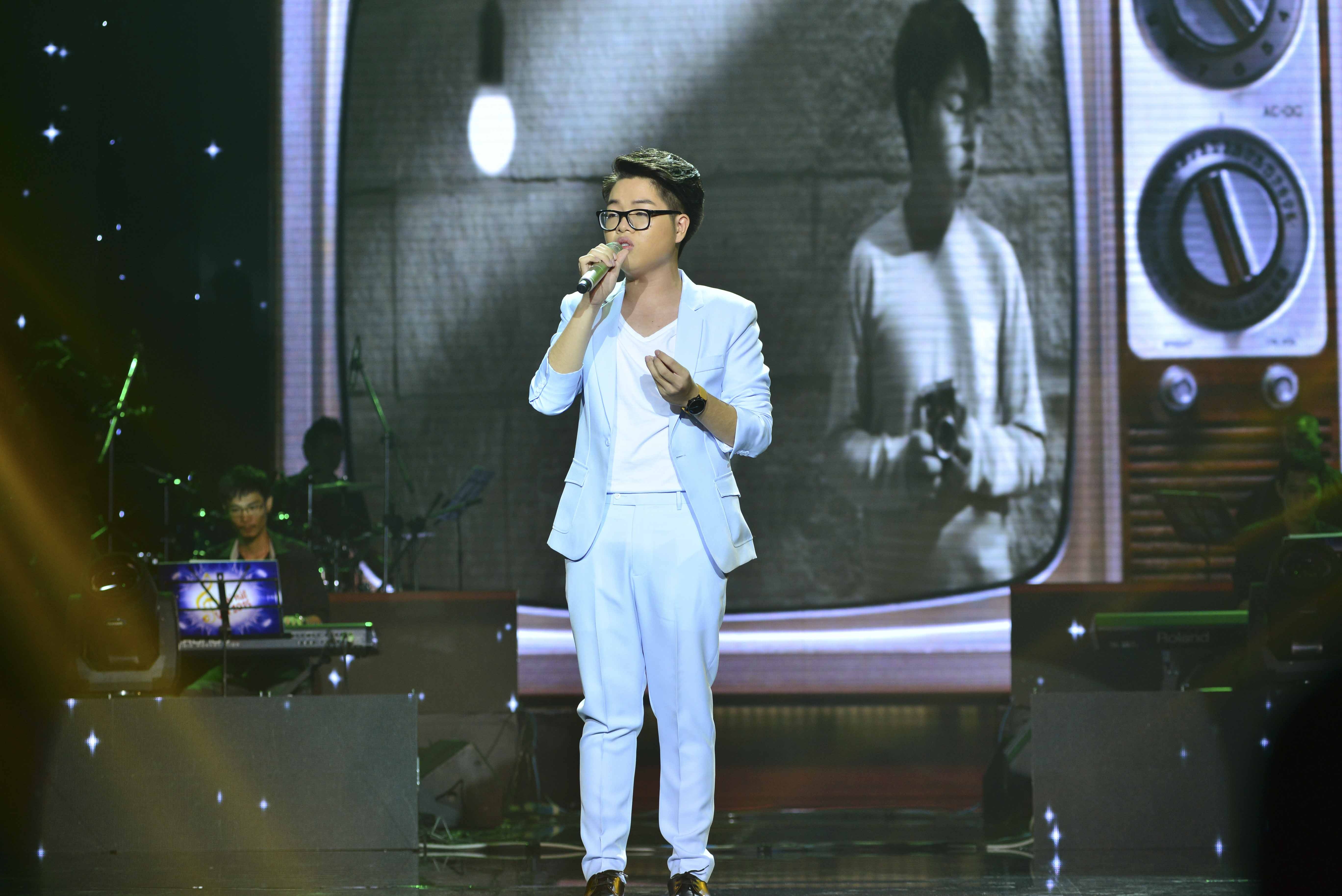 Mở màn chương trình, quán quân Giọng hát Việt 2015 – Nguyễn Đức Phúc trình diễn tiết mục Chỉ một câu, sáng tác của nhạc sĩ Phạm Toàn Thắng. Đây là lần đầu tiên nam ca sĩ trẻ đến sân chơi Bài hát Việt với ca khúc đầu tay sau cuộc thi. 