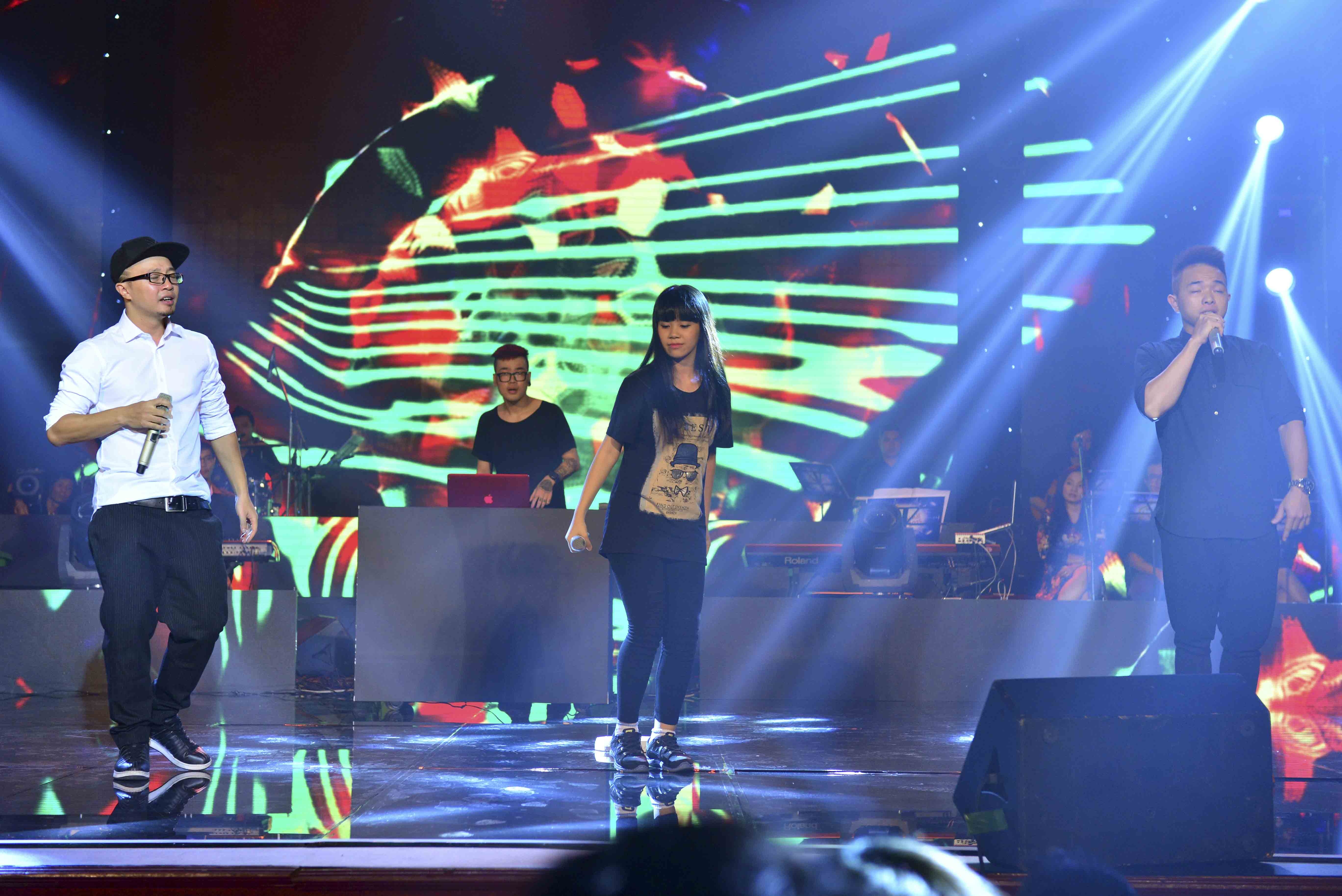 Nhóm PB Nation khuấy động không khí qua sáng tác mới: Họa. Các chàng trai cá tính của nhóm nhạc mong muốn người nghe hình dung ra một nhà thư pháp hoặc hoạ sĩ đang thư thái sáng tạo ra những tác phẩm tuyệt vời dựa trên những thứ rất bình dị của cuộc sống.