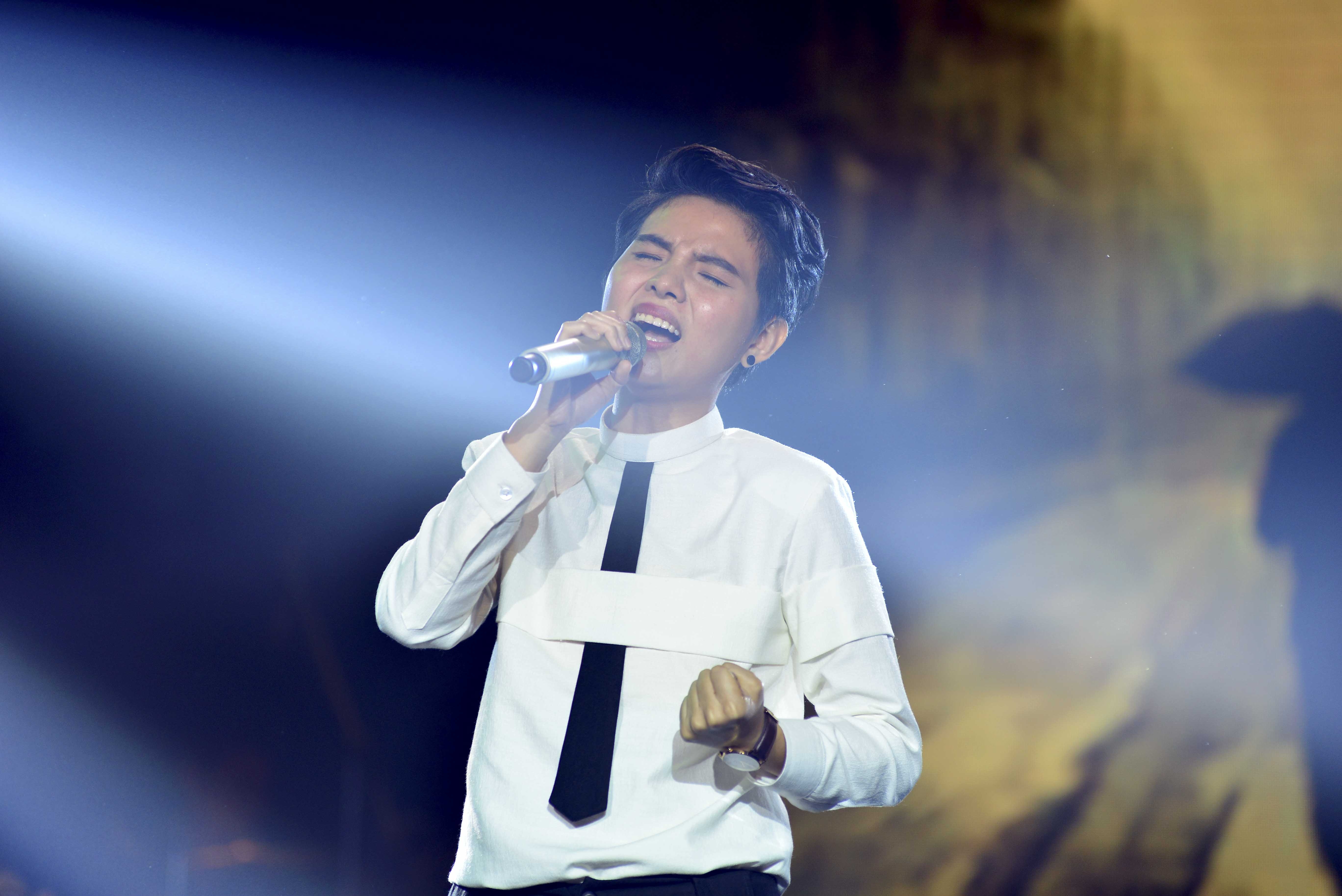 Cát Tường chia sẻ, cô trong một lần đi diễn xa nhưng lại chỉ đi một mình, khi ngồi trên máy bay, lơ lửng giữa những tầng không, bất giác cô nghiệm lại mọi thứ mình đã và đang trải qua. Bài hát là những cảm xúc của một người khi đứng trước những hỗn độn khó khăn đến nỗi chếnh choáng, không biết là bản thân đang mơ hay đang tồn tại trong cuộc sống thực tại.