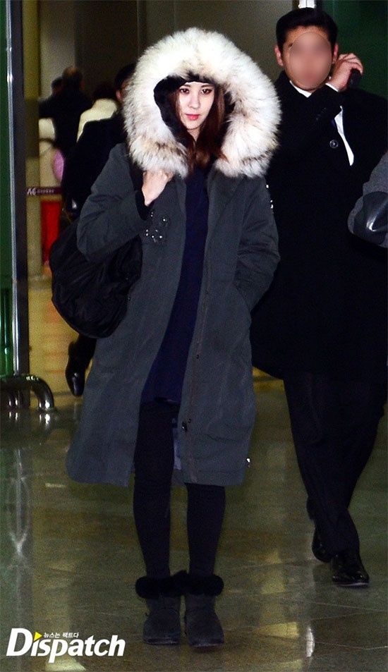 Seohyun mặc áo choàng cổ lông hiện đại.