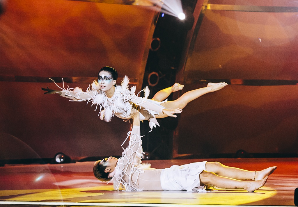 Lấy cảm hứng từ hình tượng con cò tần tảo, chịu thương chịu khó trong thi ca Việt Nam, biên đạo Việt kiều John Huy Trần đã dàn dựng một tiết mục thể loại Jazz cho cặp đôi thí sinh Gia Bảo – Hồng Nhung. All-star Hồng Nhung từ trước đến nay vẫn được giới chuyên môn nhận xét là nữ vũ công có khả năng diễn xuất tốt nhất trong tất cả các thí sinh của 4 mùa giải. Chính vì thế, bài múa đòi hỏi sự nhập tâm, hóa thân như “Con cò” đã không làm khó được cô. Gia Bảo là một chàng trai Hiphop với sở trường là những động tác popping, nhào lộn mạnh mẽ thế nhưng lần đầu thể nghiệm với những động tác tạo hình khó, anh vẫn có thể vượt qua dễ dàng. Đặc biệt, hình ảnh Gia Bảo đùm bọc, kéo lê Hồng Nhung về tổ sau khi vượt qua cơn giông bão còn khiến không những bộ ba giám khảo mà cả khán giả đều cảm thấy xúc động trước tình người trong hoạn nạn.