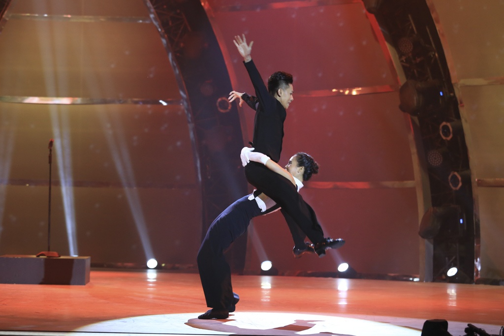 Thử sức với thể loại Quick step trong ballroom, điệu nhảy với những bước di chuyển cực nhanh và nhiều kỹ thuật khó, cặp đôi thí sinh Hải Anh và All-star Tuấn Đạt bắt cặp cùng nhau để thực hiện phần trình diễn trong đêm Gala thứ 7. Với tinh thần vui tươi, rộn rã, Hải Anh hóa thân thành một cô ca sĩ xinh đẹp, quyến rũ của những năm 80, trong khi đó, Tuấn Đạt vào vai một chàng MC điển trai, tài năng. Họ yêu nhau và nhảy múa cùng nhau trên chính sân khấu mà họ đang đứng.