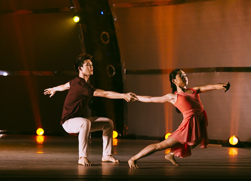 Trên nền giai điệu lãng mạn và đầy da diết của “Can’t help falling in love”, với bàn tay dàn dựng tài năng của Chehon, khán giả đã bị hớp hồn với tiết mục múa đương đại say lòng người. Thí sinh Hà Lộc và All-star Tố Như là cặp đôi thể hiện bài nhảy này. Ý tưởng cùa bài biên đạo nói về tình yêu đầy trắc trở của một đôi tình nhân và ngày hôm nay là những giây phút cuối cùng họ còn được gần bên nhau. Với sức vóc, thực lực tương xứng, đồng đều của mình, hai bạn trẻ đã làm nên những điều bất ngờ.