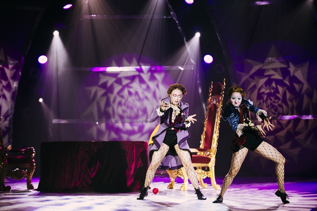 Lấy cảm hứng từ nhân vật nổi tiếng Mad Hatter trong câu chuyện “Alice lạc vào xứ sở thần tiên”, tuần này, kiện tướng dancesport Thu Hương và All-star Kim Anh đã được quán quân “So you think” Mỹ Chehon biên đạo một tiết mục với tinh thần vui nhộn, hoạt náo. Khán giả yêu thích phim điện ảnh chắc hẳn không còn xạ lạ gì với nhân vật Mad Hatter với tạo hình mái tóc nâu đỏ xoăn tít và chiếc mũ rộng vành, người được xem là bạn thân nhất của Alice, luôn tin tưởng dù cho mọi người đều quay lưng lại với cô bé. Với ý tưởng dàn dựng này, trên sân khấu đêm Gala 7 có tới 2 Mad Hatter và cả hai đã đối chọi lẫn nhau mang đến cho khán giả xem truyền hình màn trình diễn đầy kịch tính.