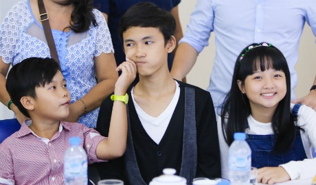 Bo ba 'Hoa vang tren co xanh' nghich ngom giao luu khan gia hinh anh