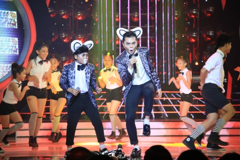 Minh Khang - Nam Cường đóng giả thành Noo Phước Thịnh trong bài hát Đám cưới chuột.