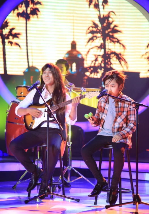 Phan Ngọc Luân – Gia Quý hóa thành nhóm Eagles với bài hát Hotel California. Mỹ Linh khen ngợi nam ca sĩ đã rèn luyện cho học trò khá kỹ lưỡng trong việc xử lý ca khúc nổi tiếng. Chị có cảm giác đang được nghe Eagles hát live. “Khi con hát, cô Hồng Vân đã nổi da gà”, Hoài Linh phát biểu.