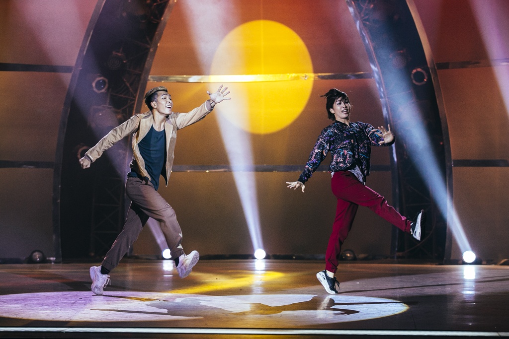 Trên nền ca khúc của nhạc sĩ Nguyễn Hải Phong – Ba kể con nghe, câu chuyện biên đạo tuần này của John Huy Trần nói về tình phụ tử. Nếu trong cuộc sống thường nhật, người mẹ dễ dàng thể hiện tình cảm với con mình; thì với người cha, rất khó có thể thổ lộ với con trai mình rằng: 