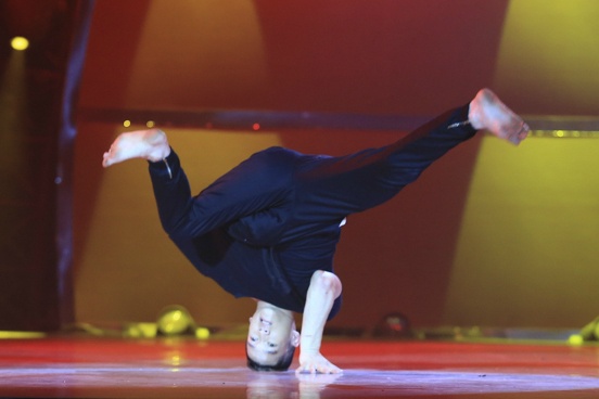 Choang ngop vi man solo mot tay doc dao cua Huu Phuoc hinh anh